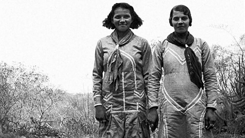gutorn's tweet photo. As mulheres também desempenharam papéis importantes nesse movimento. Maria Bonita foi uma das cangaceiras mais conhecidas, desafiando estereótipos de gênero e lutando ao lado de Lampião. Muitas mulheres largaram seus maridos e famílias e se juntaram aos diversos bandos. https://t.co/0rzwA3Ic34