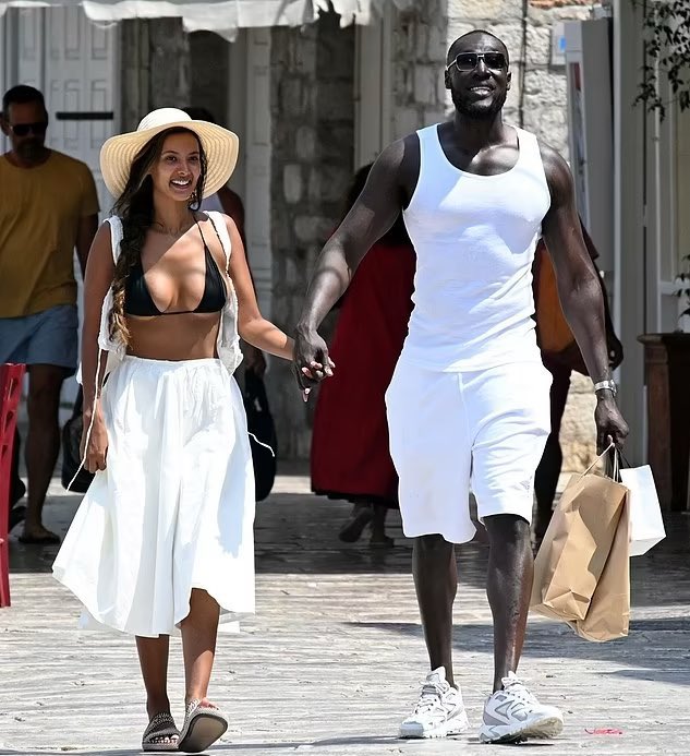 HANG IT IN THE LOUVRE!!

Maya Jama and Stormzy are back together 🥹🥹🥹🥹🥹