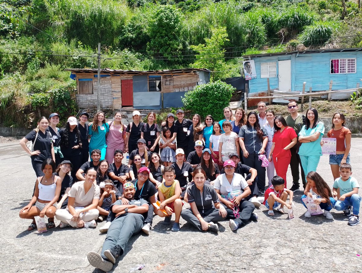 JIMENAARISTILO's tweet photo. Que mejores momentos para celebrar el #díadelSalubrista Enseñanza de trabajo comunitario @umanizales https://t.co/5EI91ttmlk