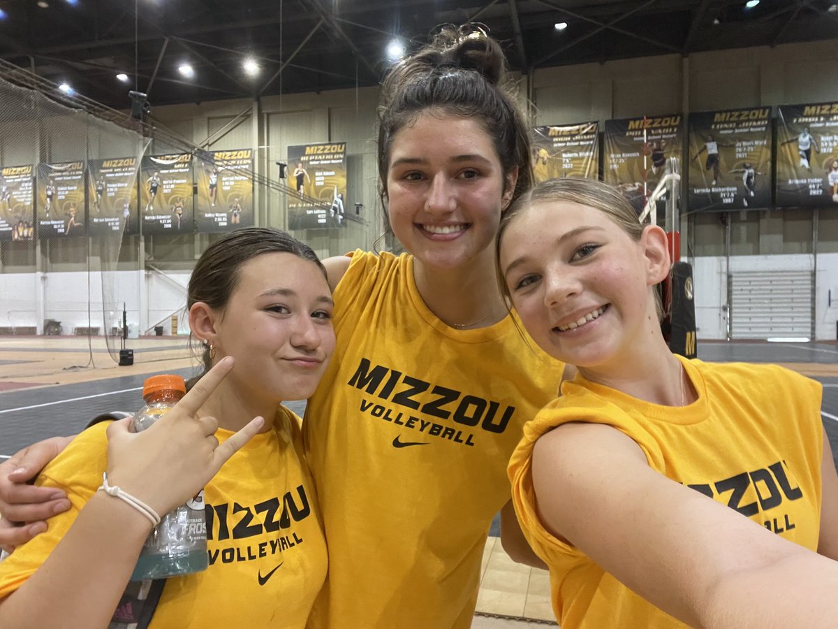 jerrydowell's tweet photo. Leah got to watch her favorite Mizzou player in action everyday this weekend. Mizzou Volleyball 3-0 ⁦@janetdemarrais⁩. https://t.co/jr98oMrtWm