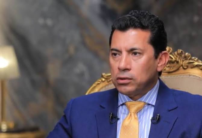 إطلع علي الملأ يوزير الشباب والرياضه وخلي عندك شجاعه ادبيه لماذا أقلت رئيس اللجنه بنادي الزمالك وعينت موظف جديد تحت رئاستك اين مصلحه الزمالك ؟ ياتري ياهل تري بداري علي ايه باوزير 
#اقاله_اشرف_صبحي