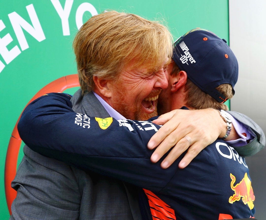 Pieter14050877's tweet photo. Wow, this picture says a lot. 🤗 #DutchGP #MaxVerstappen #DutchKing https://t.co/sUlb6Y1p0E