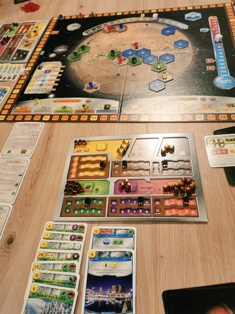 Meine Erstpartie Terraforming Mars - in meinen Augen thematisch besser gelungen als Arche Nova. Und gewonnen habe ich auch noch 😁

#terraformingmars