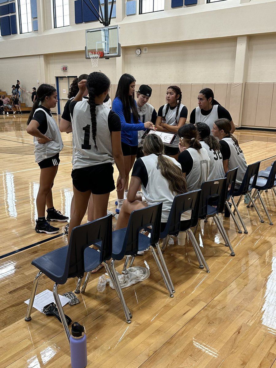 Johnson Fall League is officially underway! Ready for school to start so we can get some work in with these kiddos! <a href="/NISDClark/">Tom C. Clark HS</a> alumni, <a href="/RamseyRobledo/">Ramsey Robledo</a> and @rayyyko_ giving their time and talent to our GBB program, and starting off 1-0!! 🐾🏀