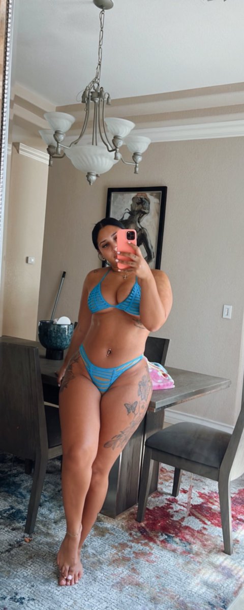 foreign_tori's tweet photo. catching a sun tan 😅 &amp; blue looks good on me 🩵 https://t.co/NzlbNwyZsH