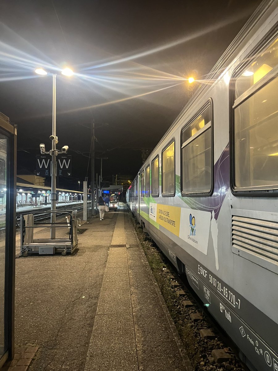 alicerolland58's tweet photo. Ça y est notre dernière rame CORAIL à fait sa dernière arrivée en Gare de Nevers ce soir à l’heure (22h35) avec le TER N*5921 en provenance de Paris Bercy.. La fin d’un époque 🥹
Dernier départ pour Paris demain sur le TER n*5908 (7h23) en direction de Paris Bercy 👍 @RemiTrain https://t.co/hnvRSknlv1