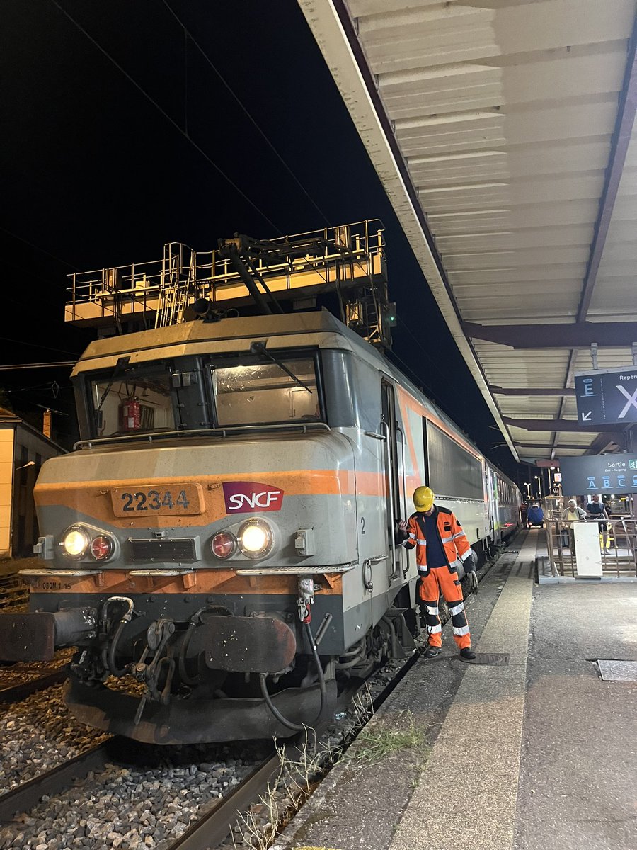 alicerolland58's tweet photo. Ça y est notre dernière rame CORAIL à fait sa dernière arrivée en Gare de Nevers ce soir à l’heure (22h35) avec le TER N*5921 en provenance de Paris Bercy.. La fin d’un époque 🥹
Dernier départ pour Paris demain sur le TER n*5908 (7h23) en direction de Paris Bercy 👍 @RemiTrain https://t.co/hnvRSknlv1