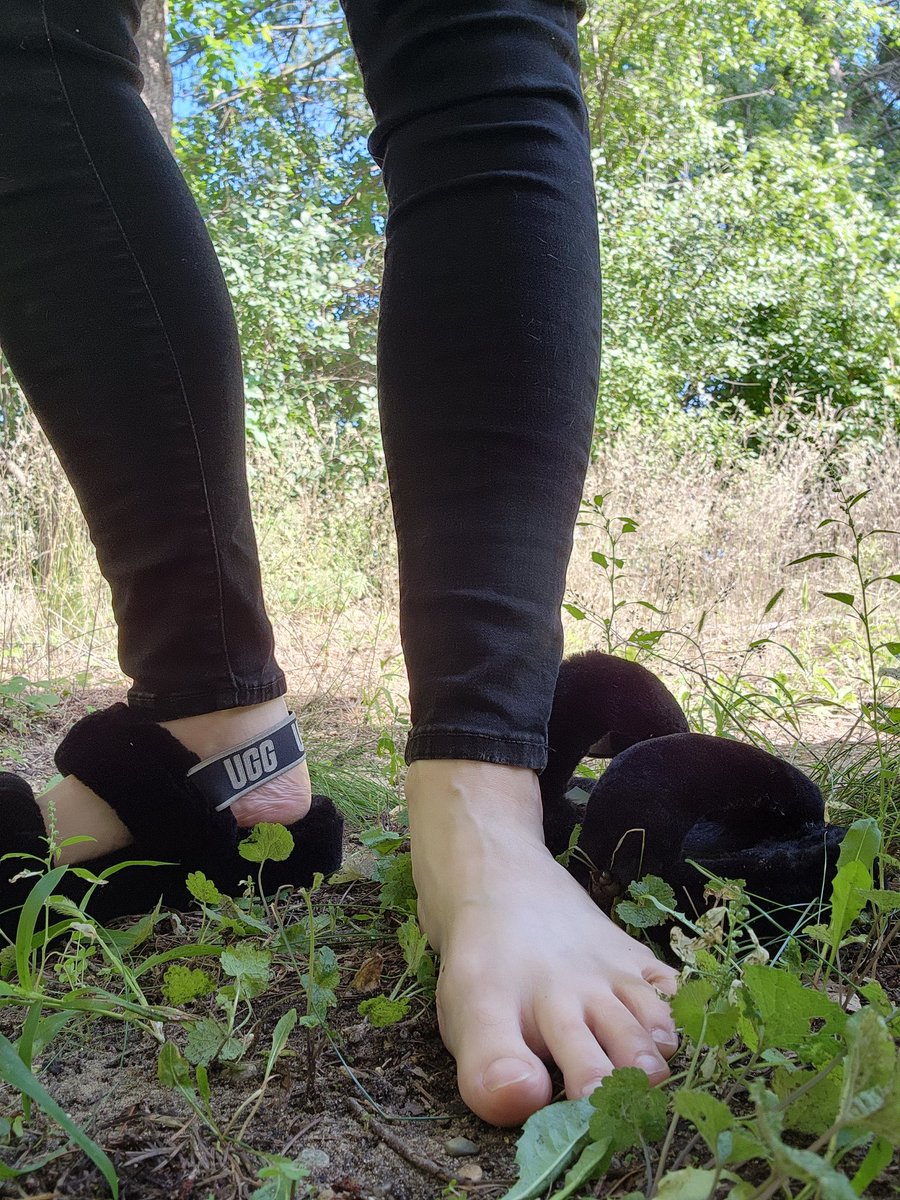 GoddessAzaezel's tweet photo. I got new fall foot wear. 3 pairs of Uggs to keep my feet comfortable outside as it cools down. These are my favorite. They keep my soles nice and warm

Goddess . Femdom . 
#dirtyfeet #barefoot #solessunday https://t.co/MGapHpC5xH
