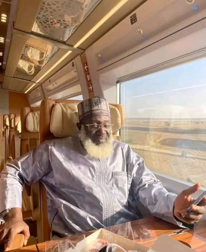 Munirassalafiy's tweet photo. Ga ilimi ga gayu, ga kuɗi ga kyauta, Malam abaka Ilimi, abaka Abinci. Allah ya ƙara wa Sheikh Ahmad Tijjani Yusuf Guruntum @AhmadGuruntum lafiya, basira da imani🙏🏻

#Kmsunnah https://t.co/56VicB2LxO