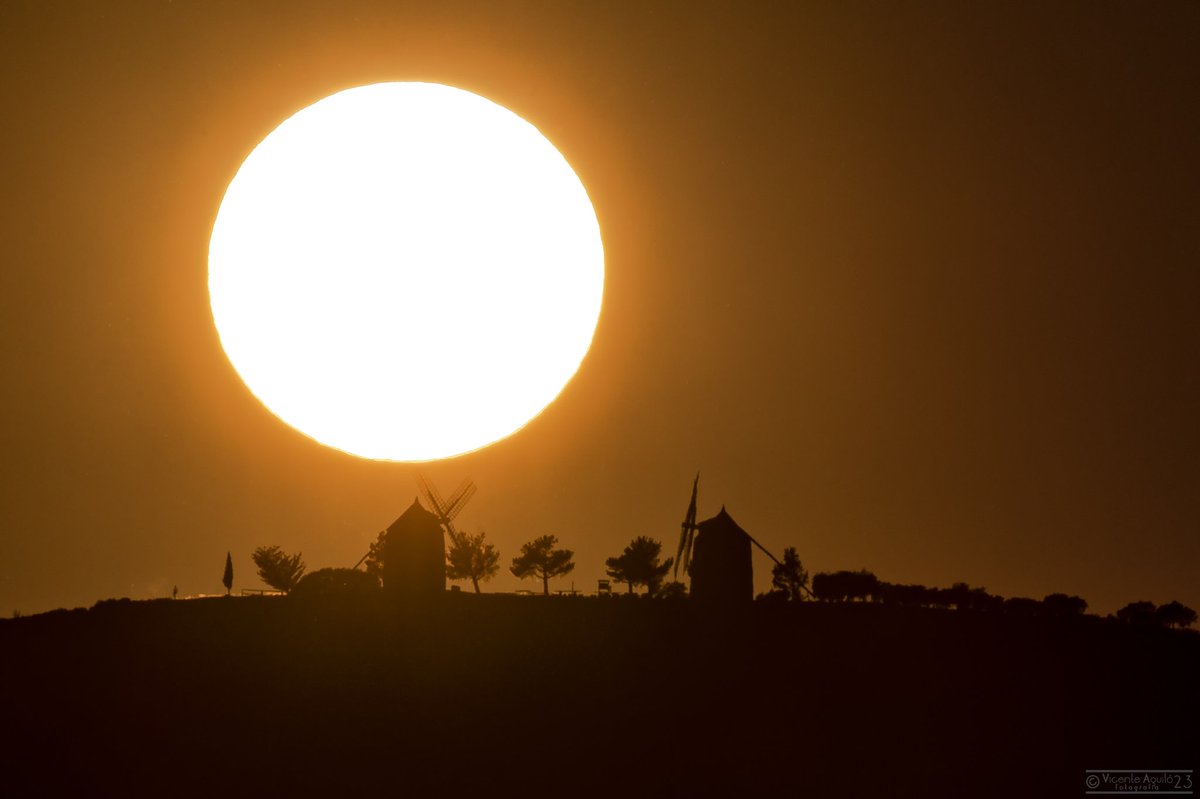 Puesta de sol en los Molinos de Alcublas (Valencia).
<a href="/AlcublasT/">Alcublas Turismo</a> <a href="/GVAturisme/">GVA Turisme</a>