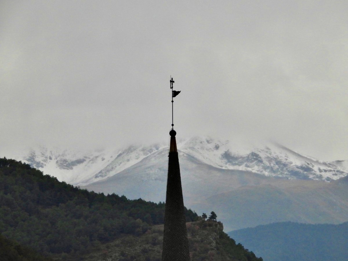 el9nou's tweet photo. Imatges dels lectors | El Puigmal enfarinat sobre l’església de Campdevànol 📷 @joel_bares https://t.co/Fvhs9FtsN2
