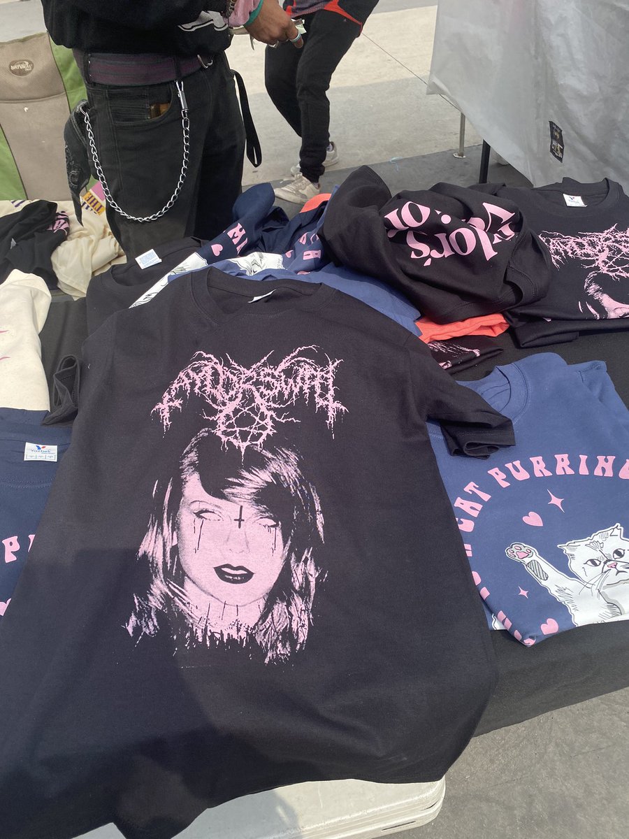 Citli_R's tweet photo. El equipo de Taylor comprando merch mexicana 
#MexicoCityTSTheErasTour https://t.co/FHDdzg7Mnk
