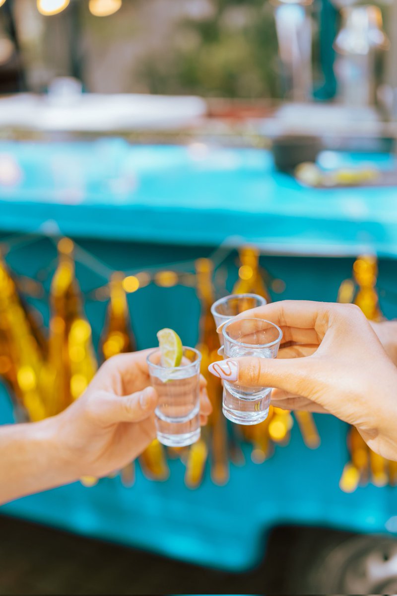 WDtradition's tweet photo. Il brindisi è l'atto di alzare il bicchiere e bere alla salute di qualcuno, in segno di felicitazione o di augurio. Momento di condivisione assoluta, merita la qualità massima del nostro Tequila: 6 Escaladores is coming.🥃 

#cheers #friendship #tequila https://t.co/d2p0PvSznW