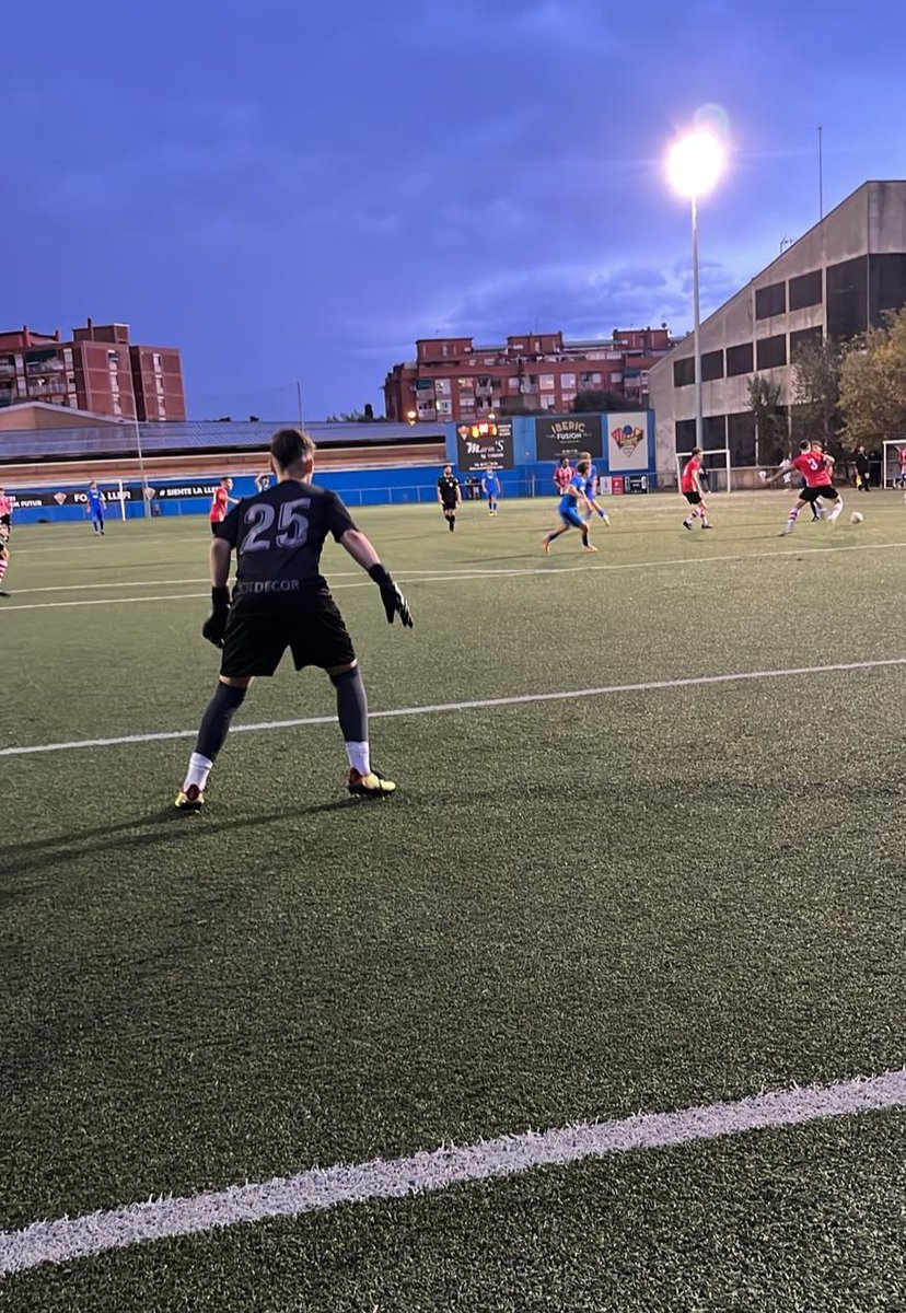 AlbertoCayero's tweet photo. Orgulloso de verte debutar con el primer equipo de @ULlefia https://t.co/OXVrpjd0a6
