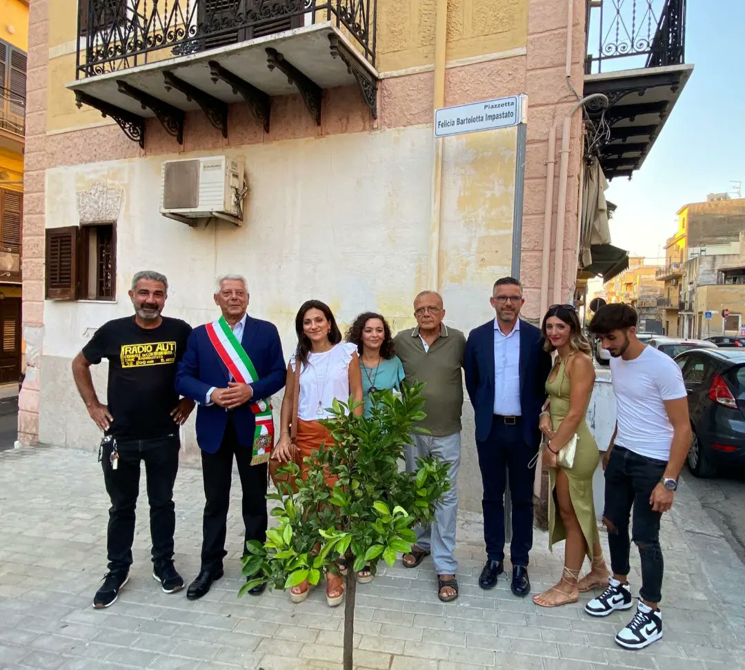 A Capaci intitolazione della Piazzetta, sita tra via Sant’Erasmo e via Duilio, a Felicia Bartolotta Impastato, in presenza del Sindaco Pietro Puccio, di Luisa Impastato Presidente di Casa Memoria e di Giovanni Impastato 
#nomafia #feliciaimpastato #peppinoimpastato #capaci