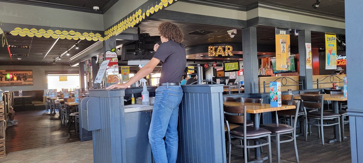 eddye1964's tweet photo. Deserted @Applebees , 20 minute wait. "Staff shortage ". Seems tall enough to me. https://t.co/vjl9vCVRAh