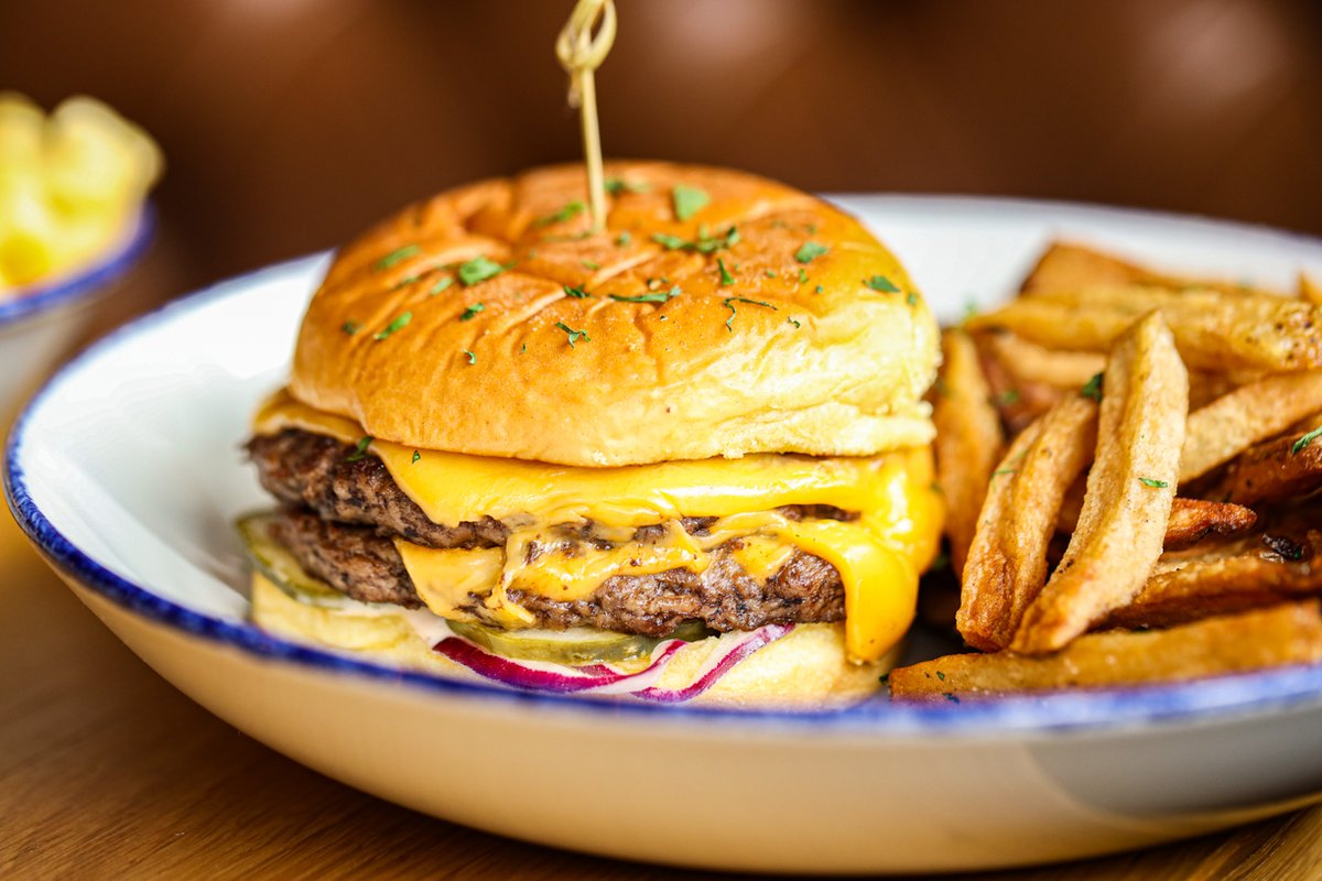 Stacked and ready to celebrate #NationalBurgerDay! 🍔🎉 
•
📷: @madnagency 
•
#RosemontIL #Rosemont #RosemontDining #DesPlainesDining #DesPlaines #HappyHour #RosemontHappyHour #DesPlainesHappyHour #ChicagoHappyHour #ChicagoDeals