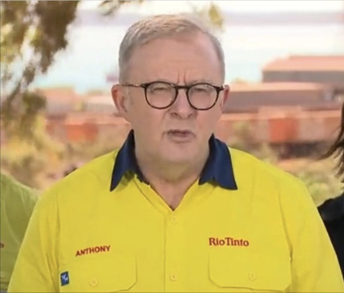 RonniSalt's tweet image. Spot the difference.

Here's a handy checklist:

- in the pockets of fossil fuel billionaires
- not doing enough to reduce emissions
- doing the bidding of political donors
- spineless coward
- prepared to sell his own soul to keep himself in office

#pfffft