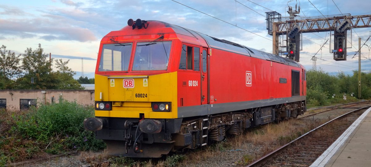 🟥Freshly painted 92029 @ Warrington with the 'The Garsdale Growler' Branch Line Society Rail tour. Swapping over for 60024 to Crewe. 27th August 2023🟥👍 #class92 #class60