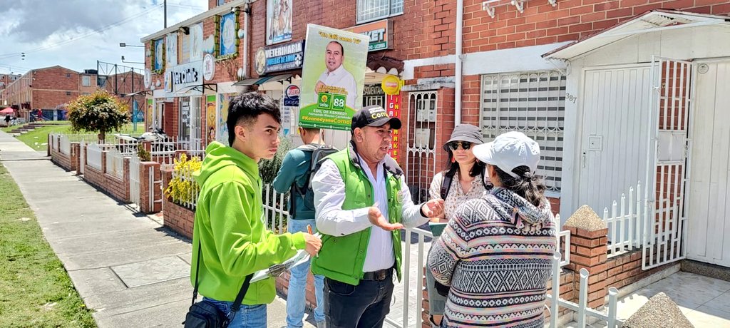 luisferincon's tweet photo. Hoy estamos en el Tintal escuchando y dialogando con vecinos y vecinas del sector.

Estamos compartiendo nuestras propuestas y principales apuestas para trabajar por nuestra localidad de Kennedy.

#KennedyanoComoTú #EdilKennedy #Verde88 https://t.co/Ick1XG0KIc