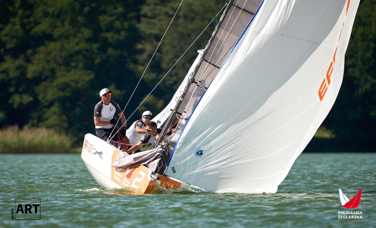 SailingLegia's tweet photo. Nasza piracka ekipa ekstraklasowa Kuba Pawluk (sternik), Michał Szmul, Marcin Banaszek, Paweł Czoczys (i Karolina Skowrońska) zajęli piąte miejsce w III rundzie ekstraklasy żeglarskiej w Olsztynie (Klubowe Mistrzostwa Polski). Walka o medale trwa. 

Fot. Gwidon Libera/PEŻ https://t.co/EsPPFiPkjI