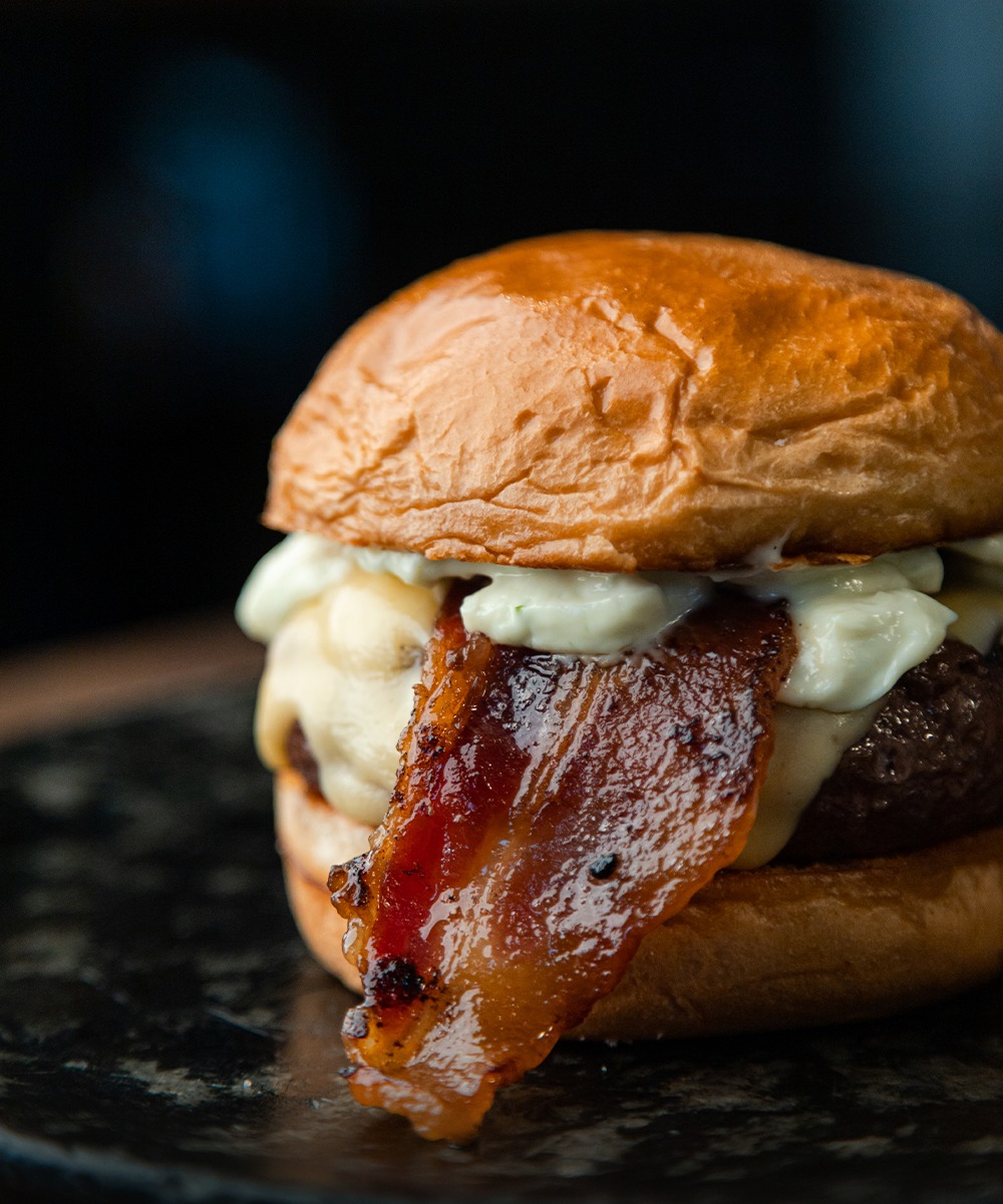Pão + carne + queijo + bacon = 🤯

#CheeseBacon #Classic