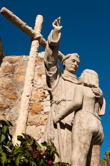 #TalDíaComoHoy de 1784 moría el mallorquín Miguel José Serra Ferrer, conocido como fray Junípero Serra, en Monterrey, California.

En la región californiana fundó 9 misiones, que salvaron a miles de indígenas de hambre y abusos, y presidió otras 15.
Y allí creó las primeras vías