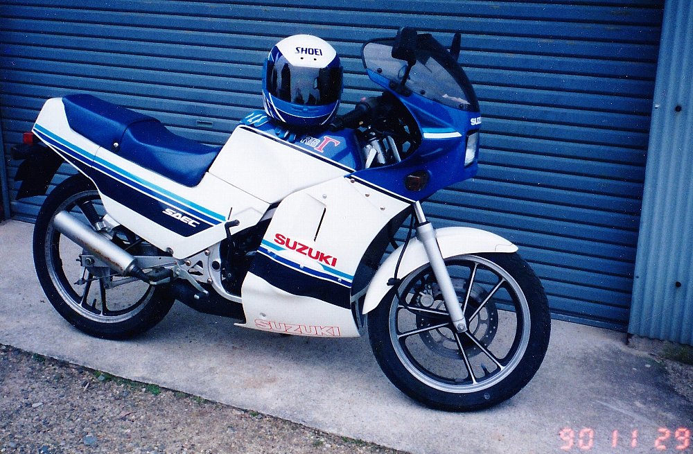 xjrxMHTamYN2ldR's tweet photo. #これを見た人は3台目に乗ったバイクをあげる
#RG125Γ
#NF11F
初めてのMT車。
走行距離1000kmくらいで10万くらいでした。
OPTのアンダーカウルを新品で付けて納車。
当時としては三重→白川郷へ一泊二日の
ツーリングに行ったのが最長(笑)
メーター振り切るんだよな♬ https://t.co/NZssRXDPJB