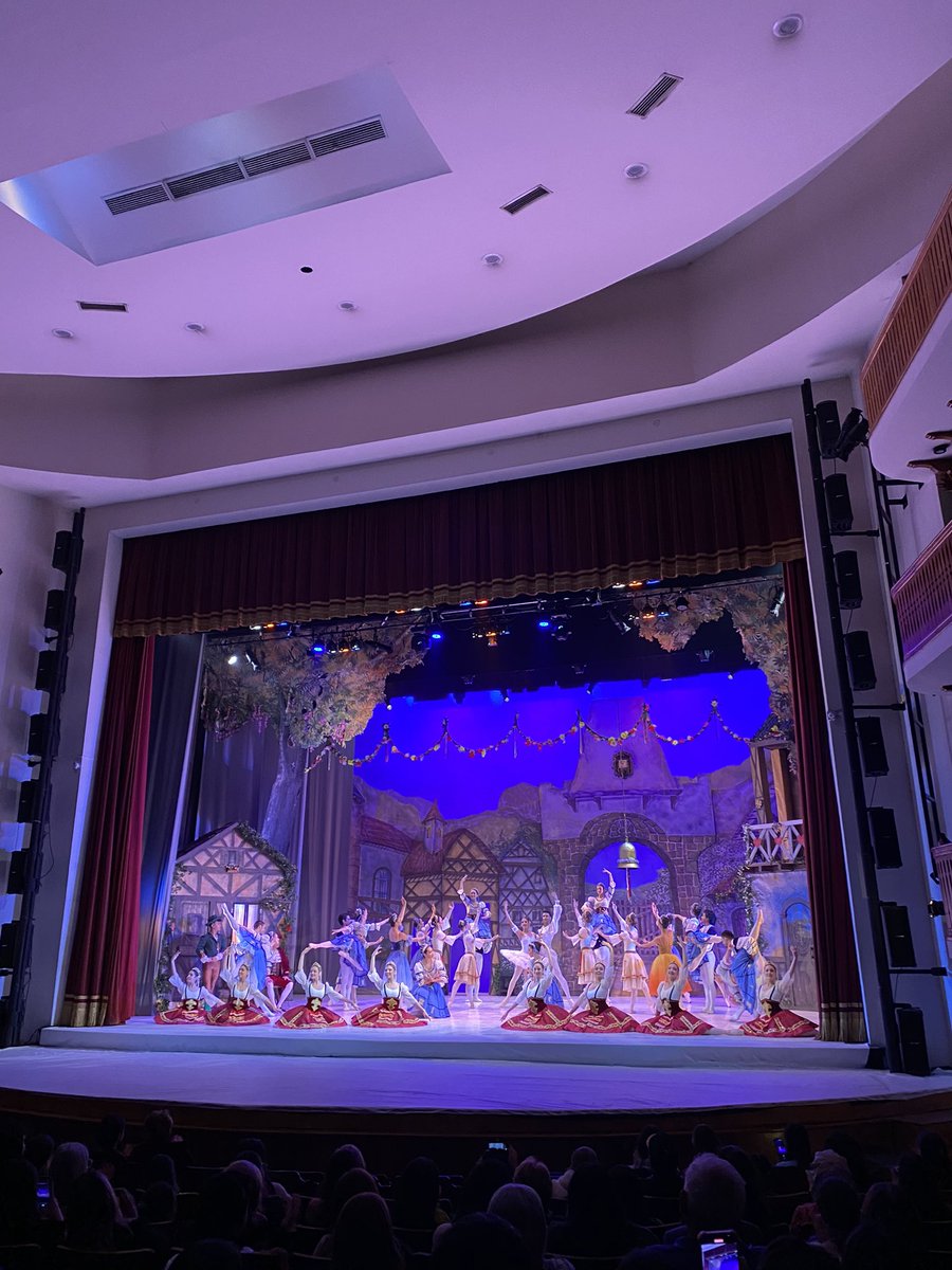 Recomendación de hoy.

Acabo de ver esta IMPRESIONANTE obra en el Teatro Municipal de Asu. Les juro que es de un nivel increíble y te deja con la boca abierta. 35 mil Gs. te sale disfrutar de esto, lo que en otros países te saldría caro presenciar. COPPÉLIA, 100/10.