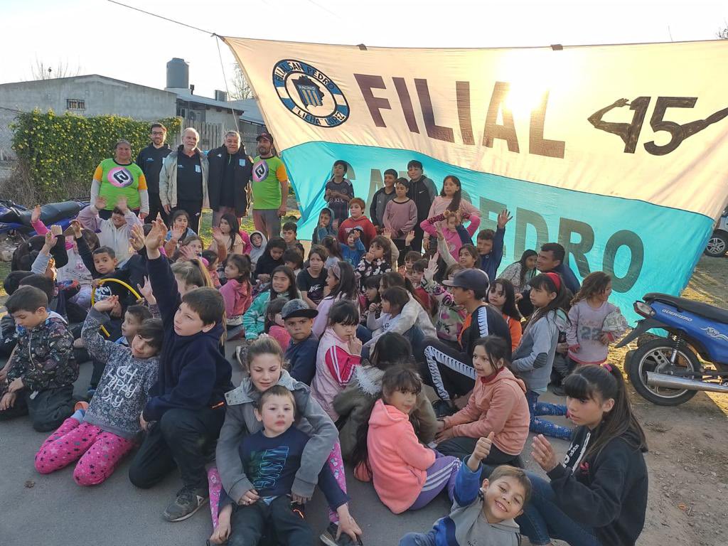 RacingFilialSP's tweet photo. En el día de hoy participamos de los festejos del día del niño organizado por el Espacio recreativo Vanesa, estuvimos repartiendo golosinas a los niños y compartiendo un grato momento.
@FilialesRacing #Racing #FilialSanPedro https://t.co/5grYSoTqBn