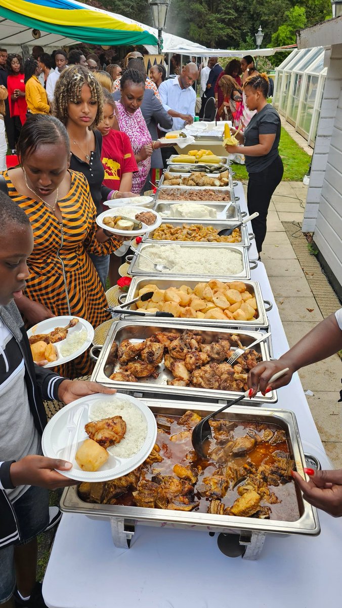 Nlyliose's tweet photo. Ngo nta nzoga zitagira abavumbyi, nashimishijwe no kuba umuvumbyi w'uwo #umuganura.
Kandi abavumbyi tunywa nyinshi 🙂🙂🙂
@Rwanda_TheHague https://t.co/7URD9pBObx