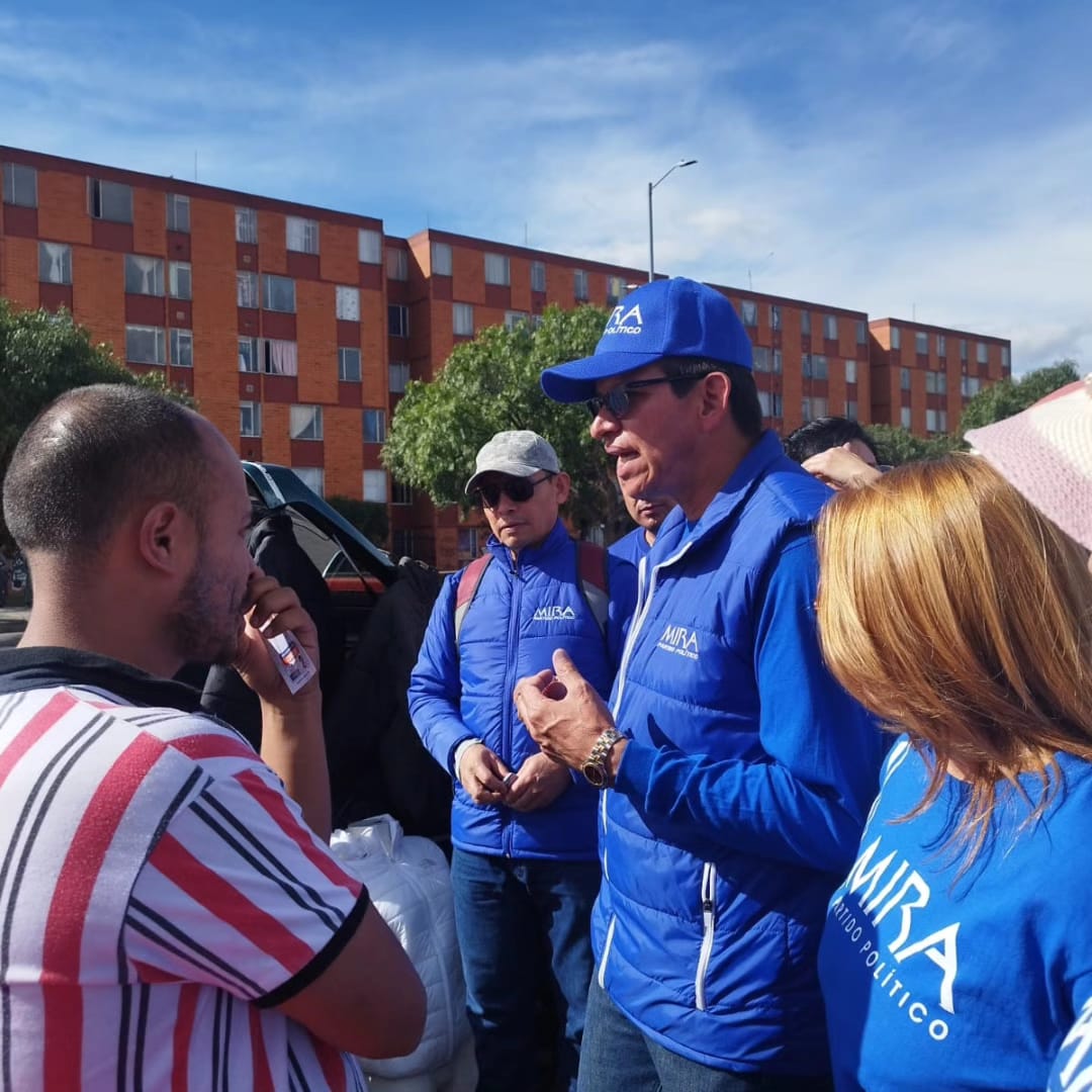 EmirLopez82's tweet photo. Junto a un gran grupo de trabajo, visitamos a nuestros amigos comerciantes y vendedores informales del sector de Bosa el Porvenir.
Presentamos a @SamirBedoya como nuestro candidato al concejo 2️⃣✌🏼 además, recordamos que desde la JAL 8️⃣2️⃣ seguiremos trabajando por la localidad 💙 https://t.co/NpuW0dU2D3