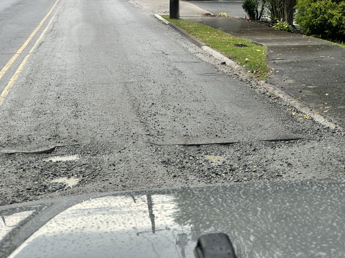 csijd's tweet image. Glad I bought a Jeep so I can navigate the “trails” through downtown Hendersonville, … this is the “White Street Trail “ a city maintained street  that has been redesigned for off road enthusiasts.  #HendoRoads #BuildBackBetter #JeepTrails #4x4offroadinHendo #JeepLife…