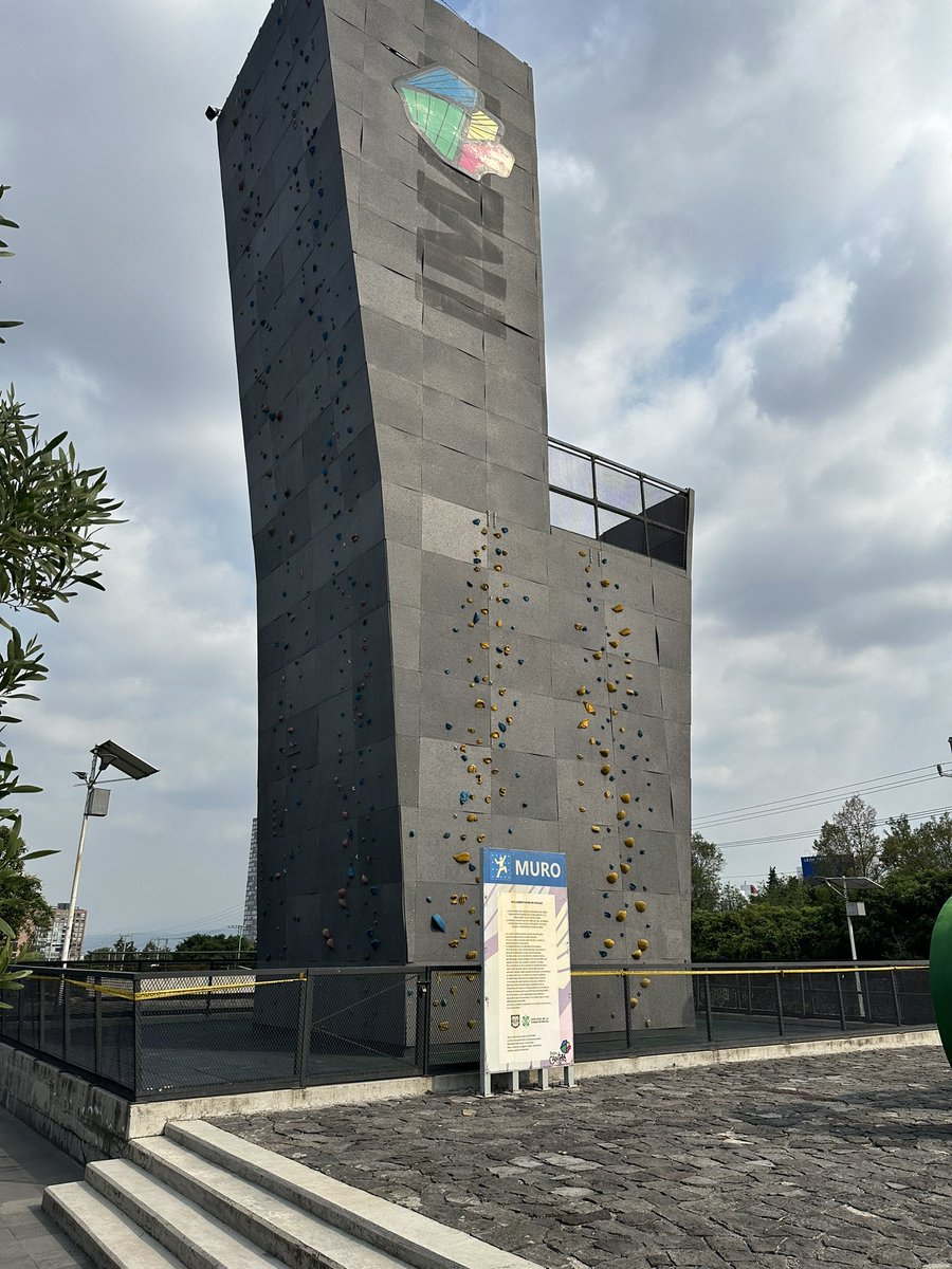 YunadeFalgo's tweet photo. @parques_cdmx  esta estructura está cerrada desde la inauguración del Parque cantera. ¿Se podría dar clases por de escalado?.De que sirve gastar tanto dinero en estas estructuras si solo van a servir de presentación. ¿No creen que ese dinero se puede utilizar en otra cosa? https://t.co/2GOYjuGYLL