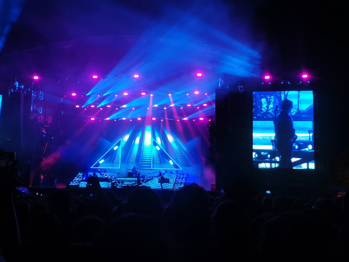ACrouz's tweet photo. Ce concert des Strokes était tellement mauvais. Rien n'allait. Casablancas était défoncé, le son pourri, le groupe sans énergie. L'impression de voir un groupe en répétition sauf que non, c'était Rock en Seine. Comme beaucoup je suis partie avant la fin #thestrokes #rockenseine https://t.co/RHye6M1rA4