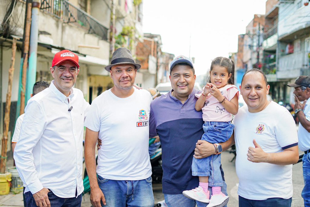En la emblemática cancha Maracaná del barrio La Esperanza - Castilla , vivimos la alegría de los encuentros  de fútbol por La Paz.

Acompañamos a nuestros líderes Rafael Castañeda y Johoban Marcelo Rendón del sector, que abanderan estas dinámicas culturales, sociales y deportivas