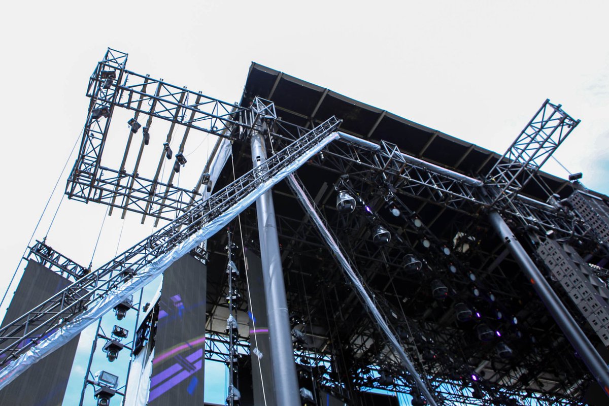 An up-close look at the detailed rigging setup it takes to build our MTN HD+ main stage. Our highly skilled engineering department and onsite consultants work very closely with the festival/tour riggers to ensure that all details are safe and covered. 

#Staging #Rigging