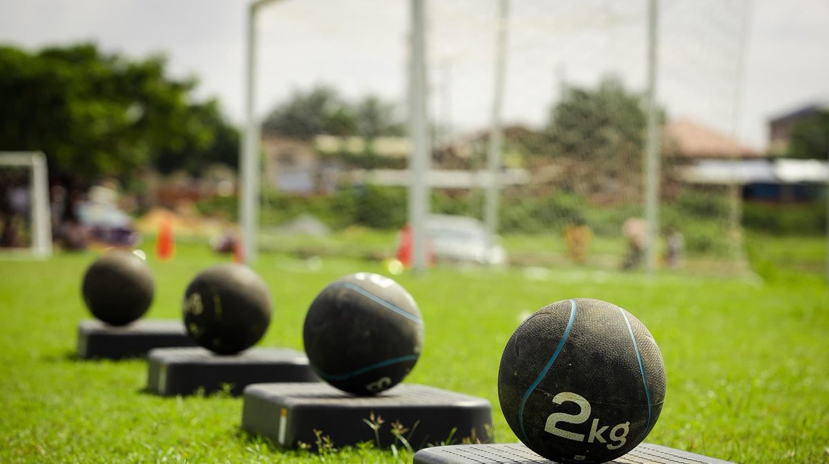 AccraOak's tweet photo. Kw3 @HeartsOfOakGH carry England come Gh…..kw33 see training equipments ….some no happen for Gh b4
#phobia
#neversaydie https://t.co/6wn4MWlG1p