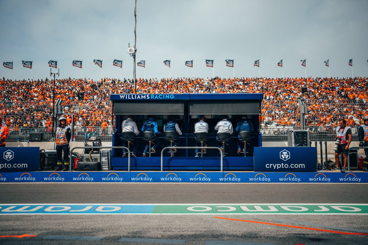 Aan de fans in Zandvoort, dankjewel! Jullie waren geweldig! 🤩

Another electric atmosphere at the #DutchGP! ⚡️