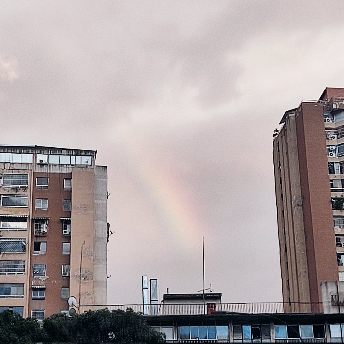 La señal del pacto de #Dios con el hombre "El Arco de Colores" en el cielo de Caracas.
