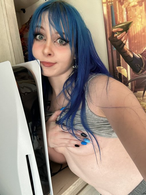 Me or the PS5? https://t.co/vmCqJVS3OV
