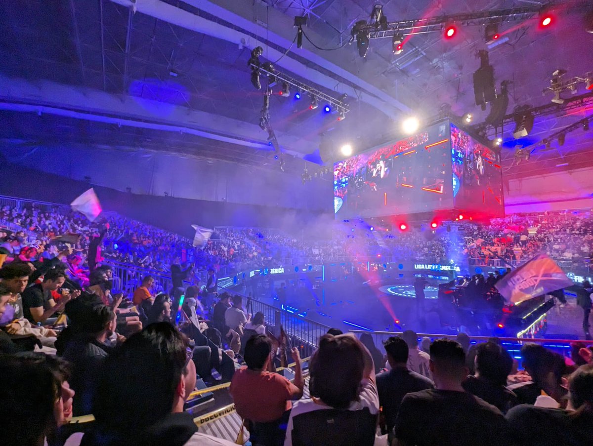 AriYairRP's tweet photo. Que felicidad me dio volver a un evento presencial de LoL.
La verdad es que no tengo palabras para describir la maravillosa sensacion de estar en un lugar en donde se desbordan las pasiones por el juego que tanto amo.
#LLA #LoLcitoX100pre #FinalLLA #GAMERGYMexico https://t.co/CFTBhSVQpV
