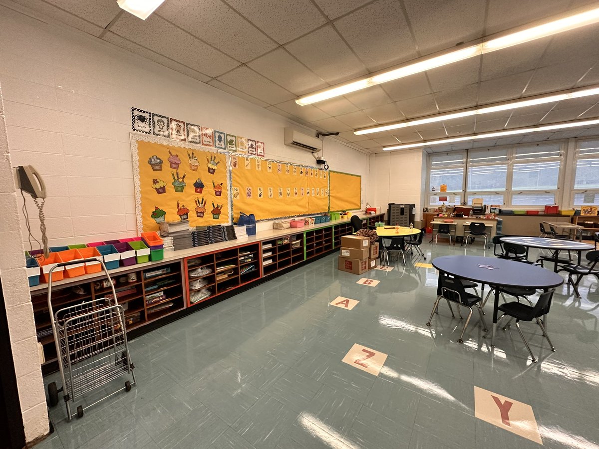 MissBKinder_SS's tweet photo. Getting ready for my new Kinder Babes!!! @Jen1Curry  @kristymc24 The excitement is real 📓✏️🖍️🏫 https://t.co/4MzVAYXcsh