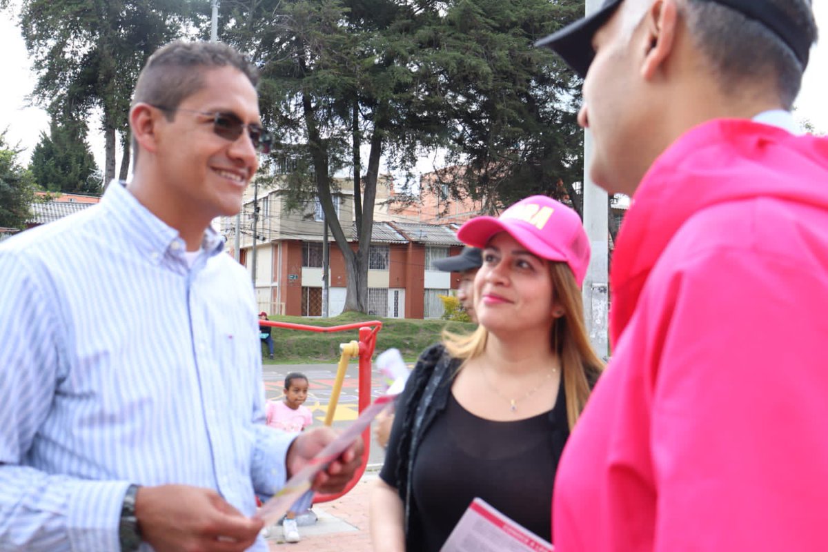 aleolecreo's tweet photo. Recorrimos y compartimos nuestras propuestas con el comercio del barrio Verbenal en la localidad de #usaquén de #Bogotá, acompañando a nuestra candidata a edilesa de usaquén Luz Stella Arévalo #Lara 86. Recuerda votar #Lara 45 al Concejo de Bogotá @Rodrigo_Lara_ @soyyefervega https://t.co/m3oEqOpTmH