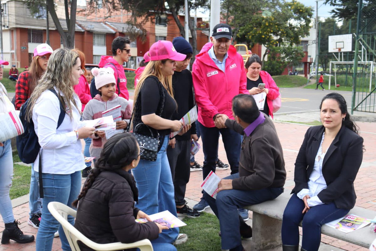 aleolecreo's tweet photo. Recorrimos y compartimos nuestras propuestas con el comercio del barrio Verbenal en la localidad de #usaquén de #Bogotá, acompañando a nuestra candidata a edilesa de usaquén Luz Stella Arévalo #Lara 86. Recuerda votar #Lara 45 al Concejo de Bogotá @Rodrigo_Lara_ @soyyefervega https://t.co/m3oEqOpTmH