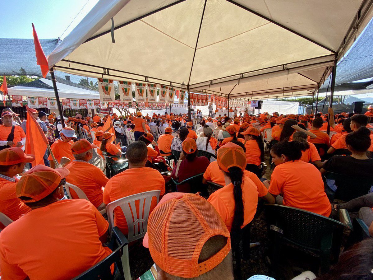 HectorGMantilla's tweet photo. Que gran caravana de buena energía hemos tenido con los habitantes de Landazuri, amigos de un gran líder, Ricardo Bernal Torres @partidoADAcol 
Doy gracias a todos por creer en nuestro plan, bien pensado y planificado para beneficiar a los habitantes de provincia. ¡Como debe ser! https://t.co/RhIMOssZSF
