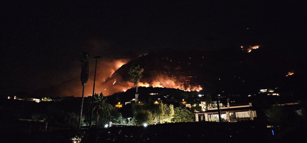 Le feu est trop loin pour évacuer mais trop près pour que j'aille dormir...
#ischia #forio