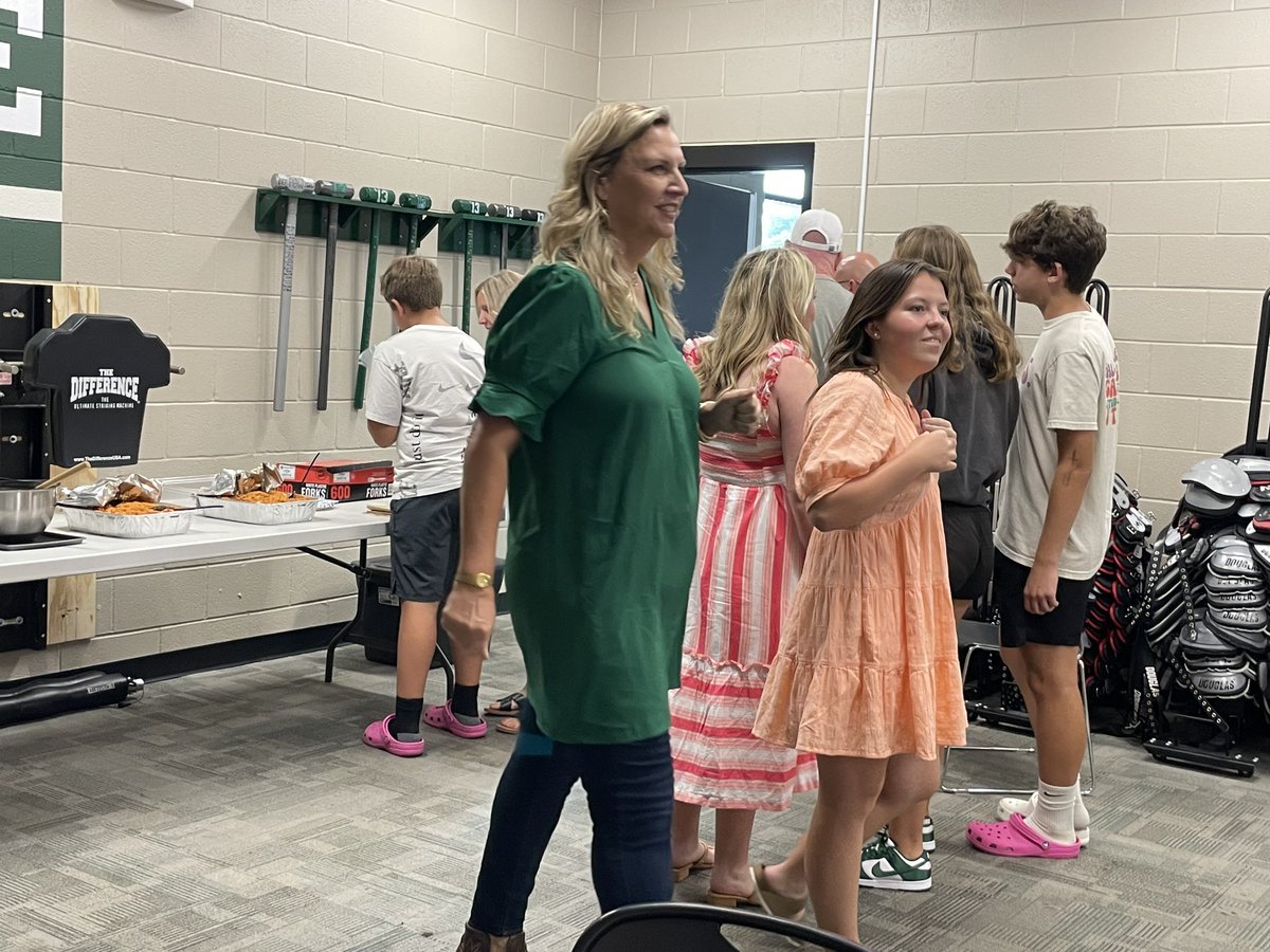 Rwwolfpack's tweet photo. A peek behind the curtain at family meal. We are so blessed! The Fe is a special place! Freshman parents bringing the heat with a Cajun feast! Full bellies and smiles all around! Thank you @SFTDClub  @coach_wolfpack https://t.co/t6NI71Qtjd