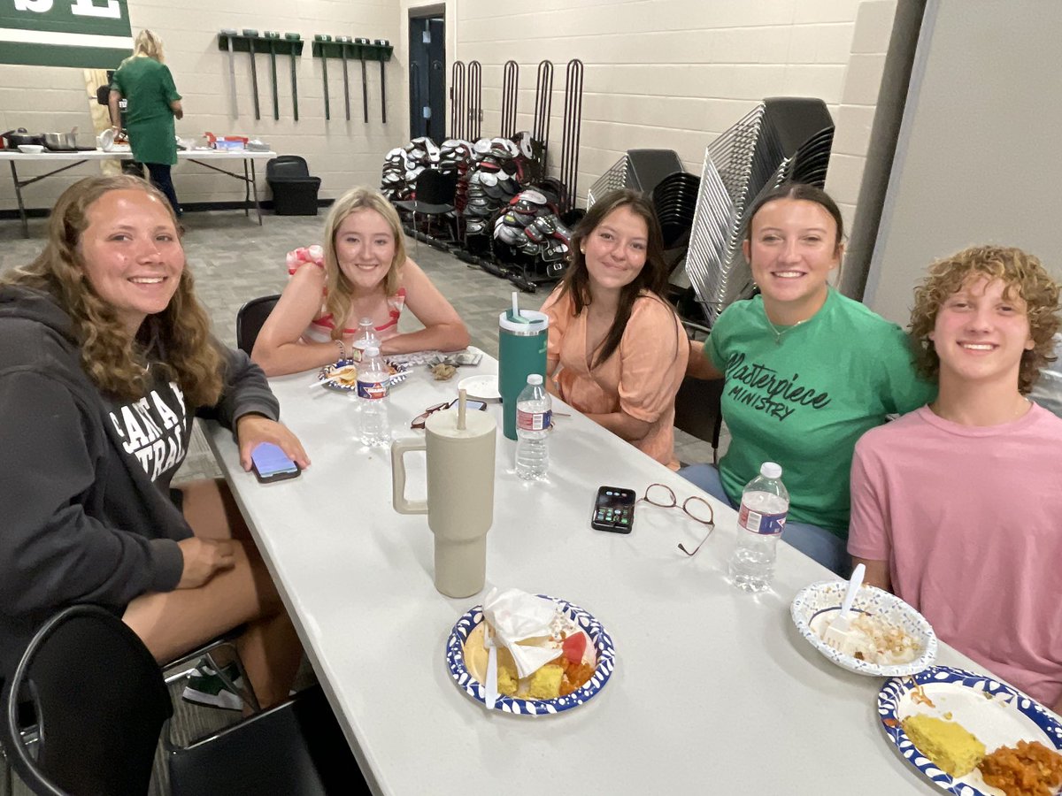 Rwwolfpack's tweet photo. A peek behind the curtain at family meal. We are so blessed! The Fe is a special place! Freshman parents bringing the heat with a Cajun feast! Full bellies and smiles all around! Thank you @SFTDClub  @coach_wolfpack https://t.co/t6NI71Qtjd