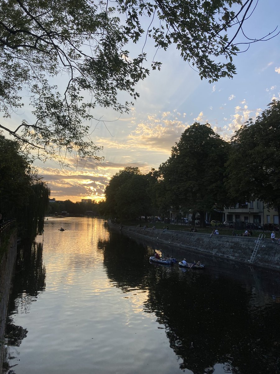 Cristigirl's tweet photo. Berlin🖤 mismo lugar diferente hora https://t.co/DruFhaBCK5